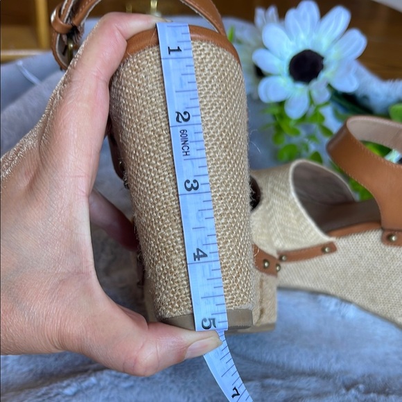 Elegant Tan and Cream Wedge Sandals - Picture 5 of 8